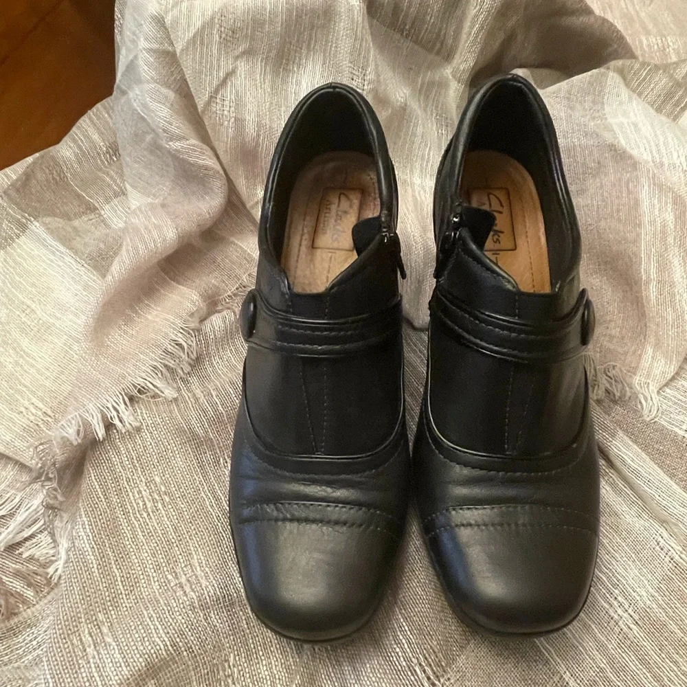 Clark’s artisan casual heels. - Picture 3 of 5